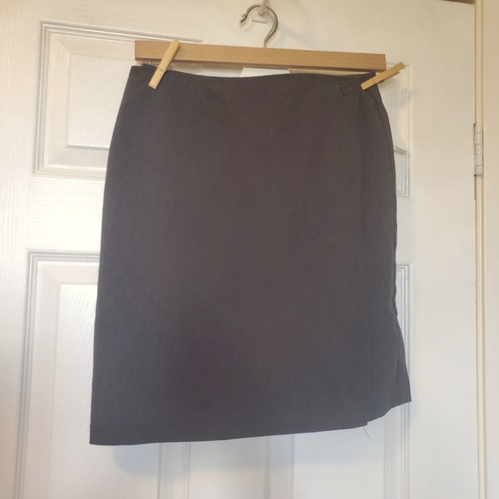 37. Vintage emblem grey skirt